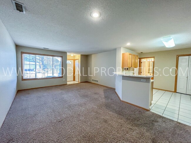 Building Photo - 2 Bedroom 1.5 Bathroom Townhome in West De...