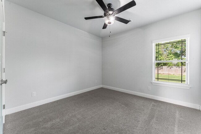 Building Photo - Three bedroom home, ready NOW