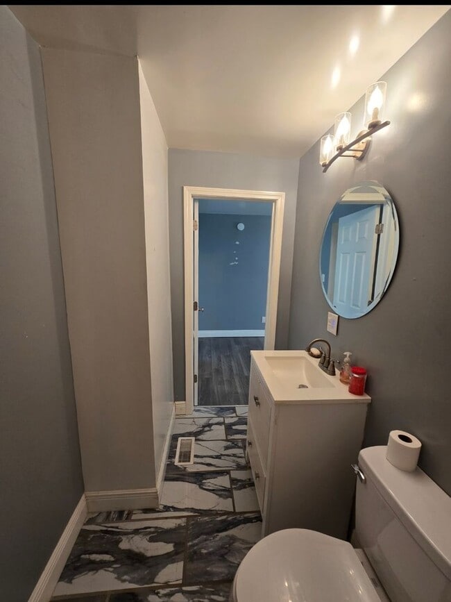Building Photo - 1 Bedroom House In Alton