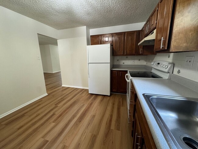 Building Photo - TWO BEDROOM TOWNHOME