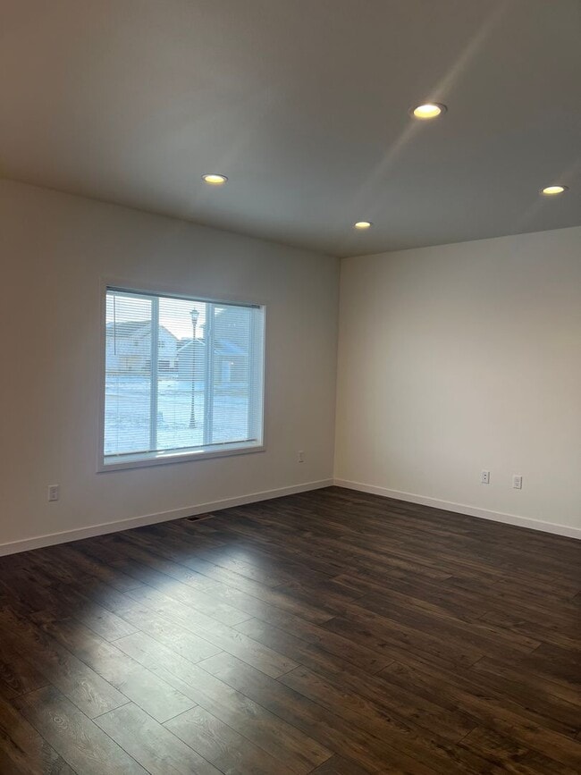 Building Photo - 3 Bed 2.5 Bath Single Family Home