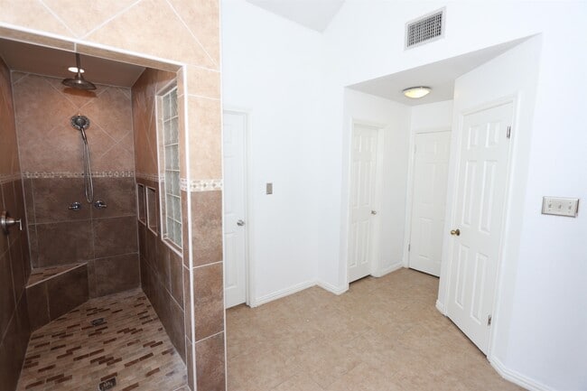 Building Photo - 609 St James Ct