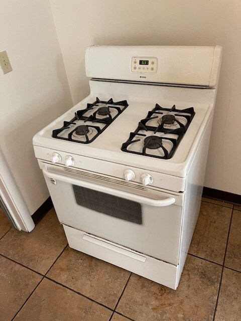 Gas stove/oven - 3729 46th St