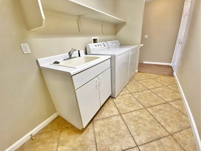 Building Photo - Gorgeous Summerlin 2 Bedroom, 2 Bathroom C...