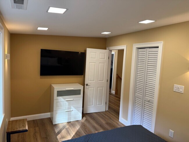 Building Photo - FIRST MONTH OF RENT FREE!!!!!!