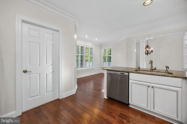 Building Photo - 563 Gramercy Ln