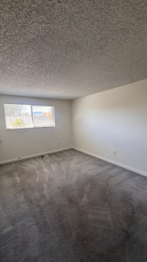 Building Photo - Yorkshire Manor 2 Bedroom Available Now!