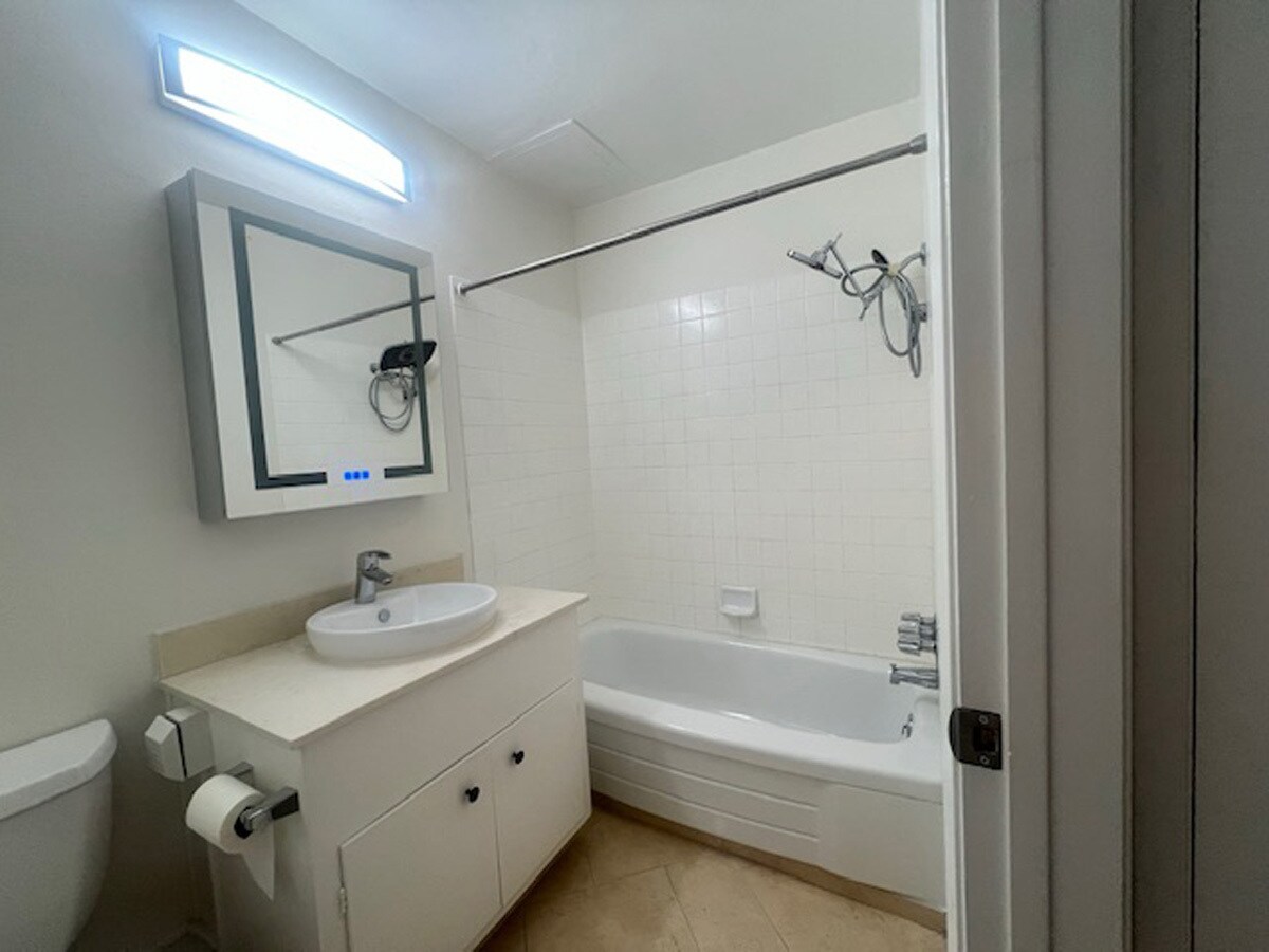 Building Photo - 811 York St