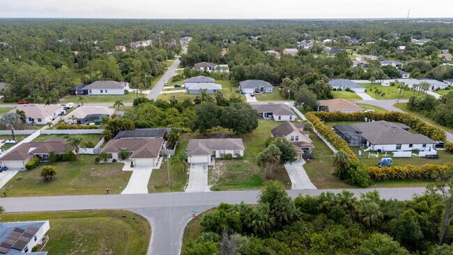 Building Photo - "Freshly Painted 3-Bed  with 2 Baths Home ...