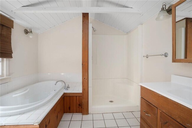 Building Photo - 14 Elm St