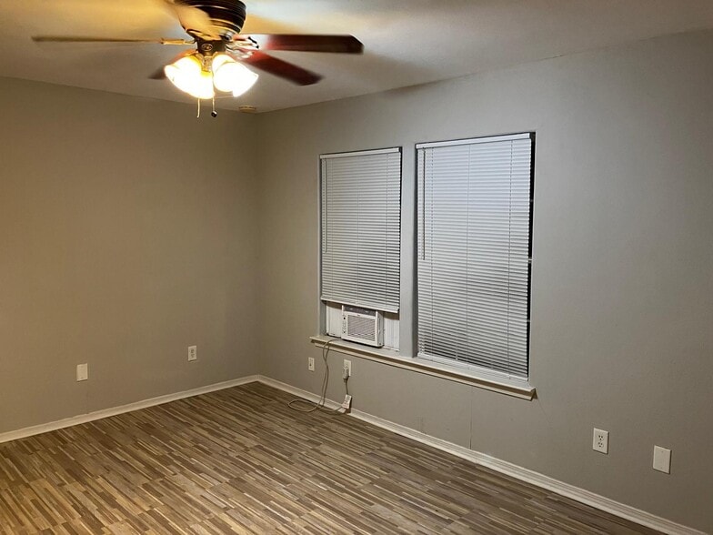 Living room - 1105 Haynes St