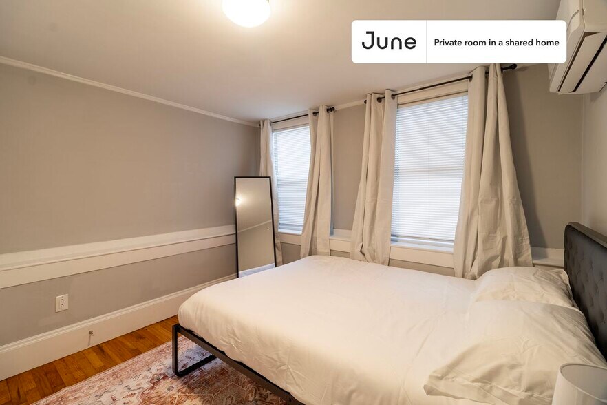 Building Photo - Private bedroom in 4 bed/2 bath Home