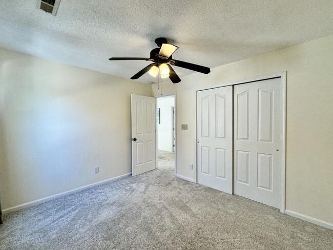 Building Photo - Available 08-08-25 in Cedar Crossing! A Pe...