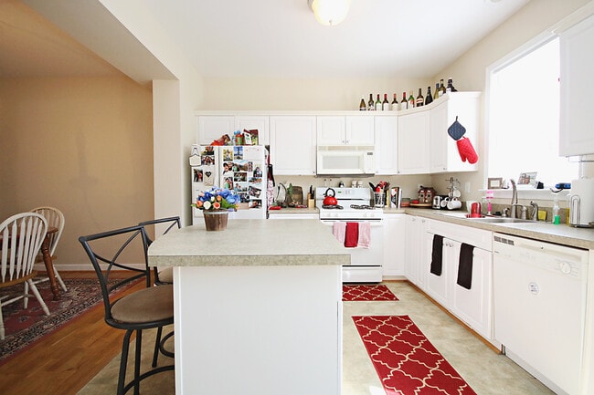 Building Photo - Cat-Friendly Rio Square Townhome