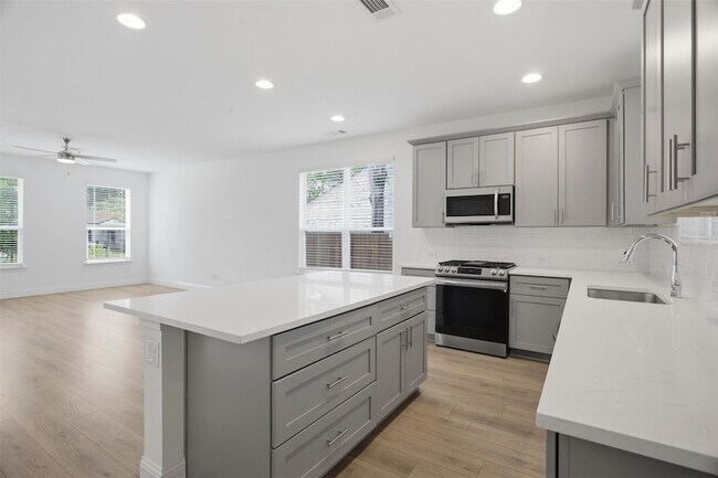 Building Photo - 228 Sunset Ln