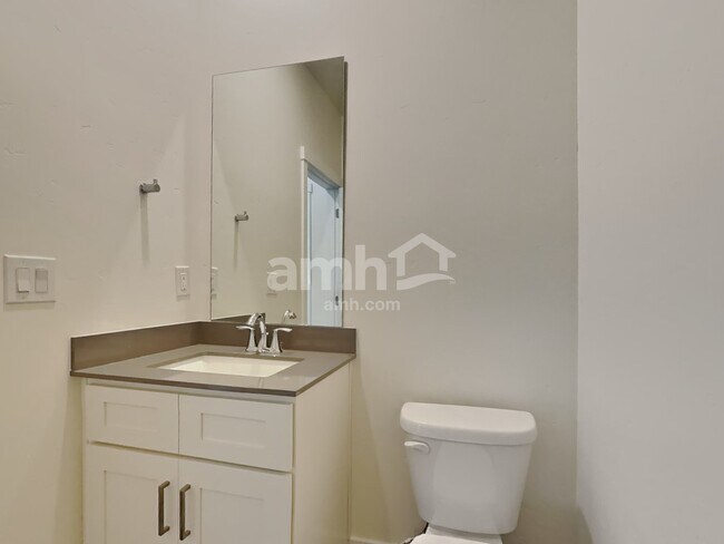 Building Photo - 979 N Nichole Ave