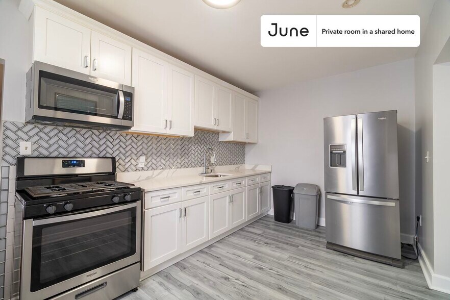 Building Photo - Private bedroom in 3 bed/1 bath Home