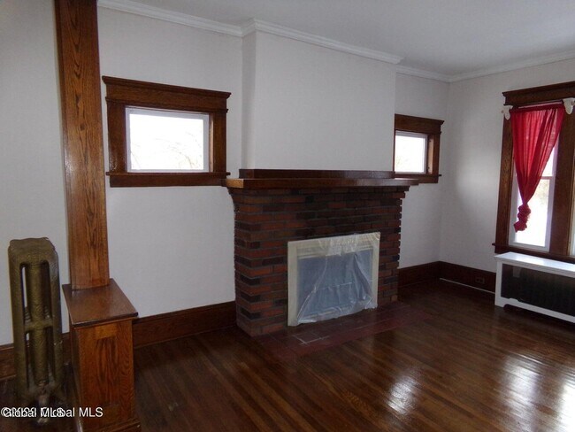 Building Photo - 10 S Park Dr