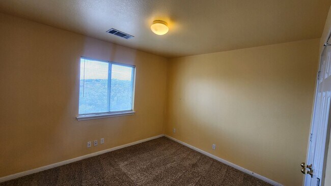 Building Photo - Located In the heart of Stone Oak