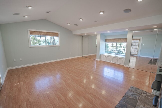 Building Photo - Stunning 4-Bedroom Pool Home for Rent in S...