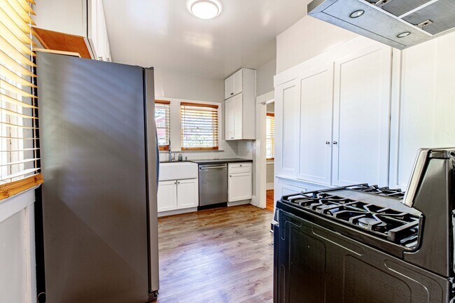 Building Photo - 3 bedroom home for RENT in Modesto - Close...