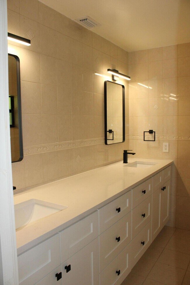 Building Photo - 4327 Palm Forest Dr N