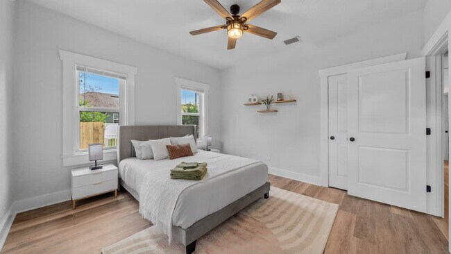 Building Photo - 1007 E Comanche Ave