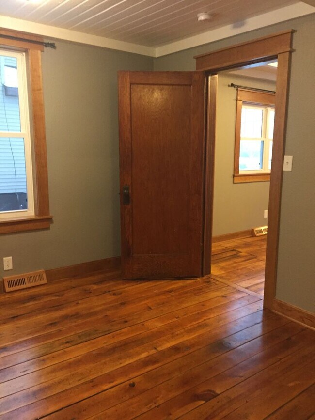 Building Photo - 920.5 E. 5th Street- Charming Cottage