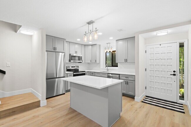 Building Photo - 805 Clake St