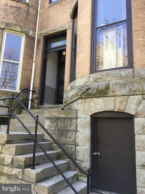 Building Photo - 2026 Mt Royal Terrace