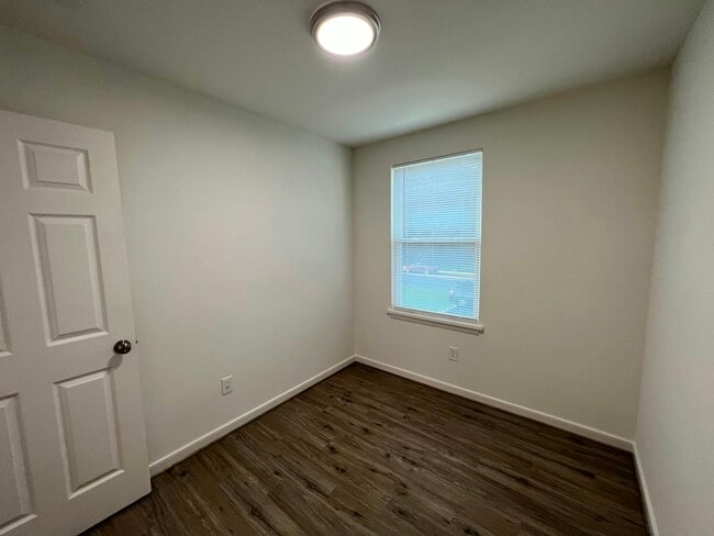 Building Photo - 1901 Beaver Rd