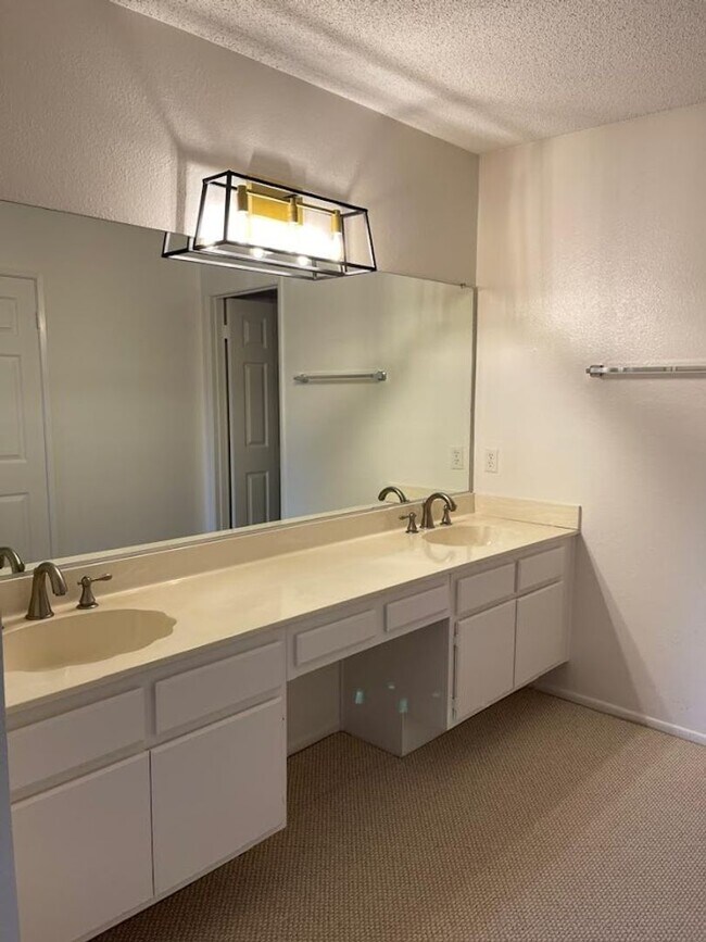 Building Photo - Furnished Tri-Level Townhome | 3BR/3BA | P...