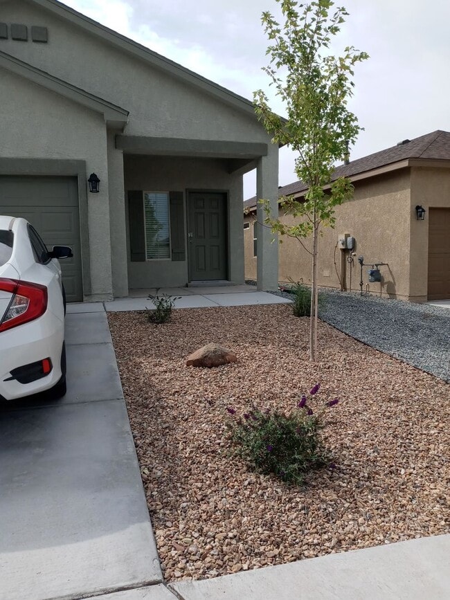 Building Photo - EASY SANTA FE LOS ALAMOS COMMUTE!!