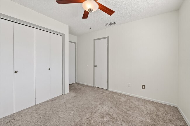 Building Photo - 13925 Hollowgreen Dr