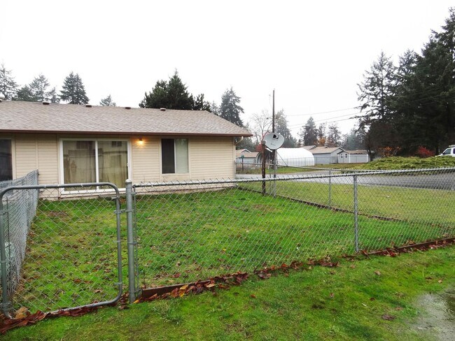 Building Photo - 3 bdrm, 1 bath, attached garage, $1795 Rent