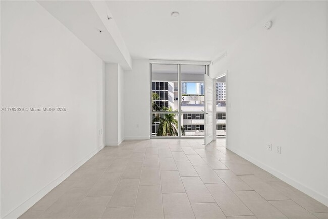 Building Photo - 2150 N Bayshore Dr