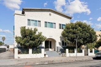 Building Photo - A Bright Upstairs Single Apartment in a Gr...