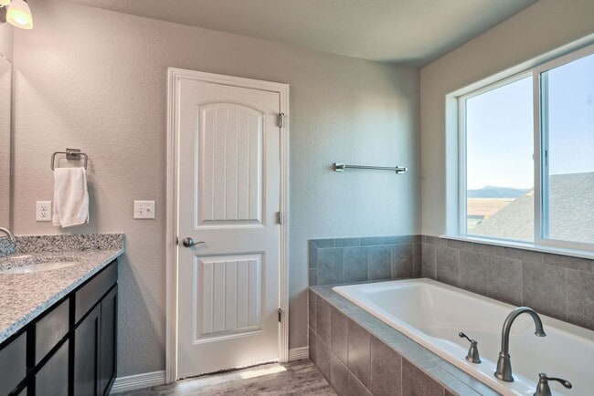 Building Photo - 3 Bedroom 2 1/2 Bath in Northwest Loveland