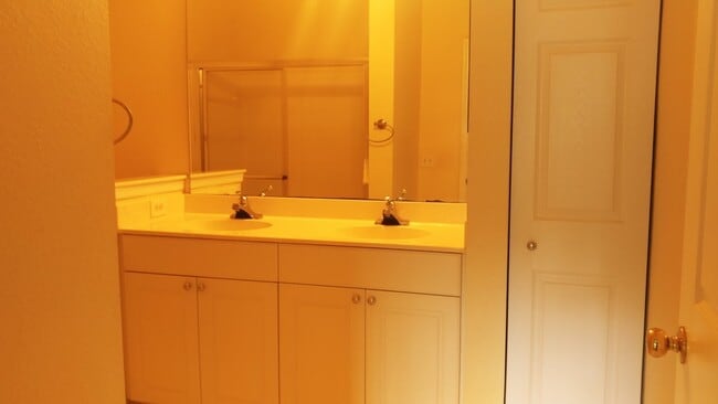 Building Photo - 2 Bedroom 2 bathroom in The  Abor Lakes Lu...