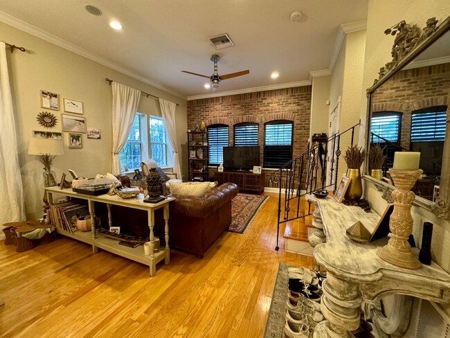 Building Photo - Updated 2 Bed 2.5 Bath Townhouse in A+ loc...