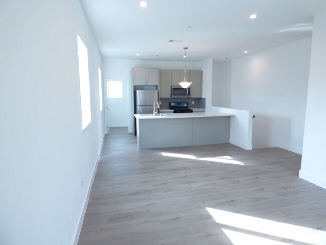 Building Photo - 4 Bedroom Unit with 2 Car Parking!
