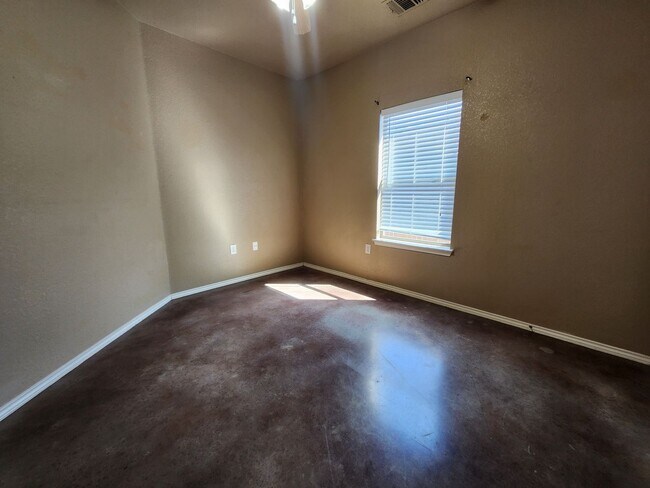 Building Photo - 3/2/1 Duplex w/ Stained Concrete Floors Th...
