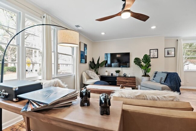 Building Photo - 1301 E 67th St