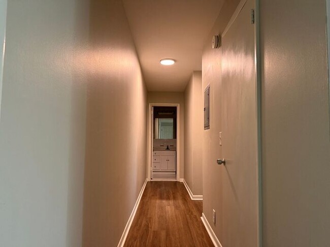 Building Photo - Remodeled 1 Bedroom Apartment!!! Walk to t...