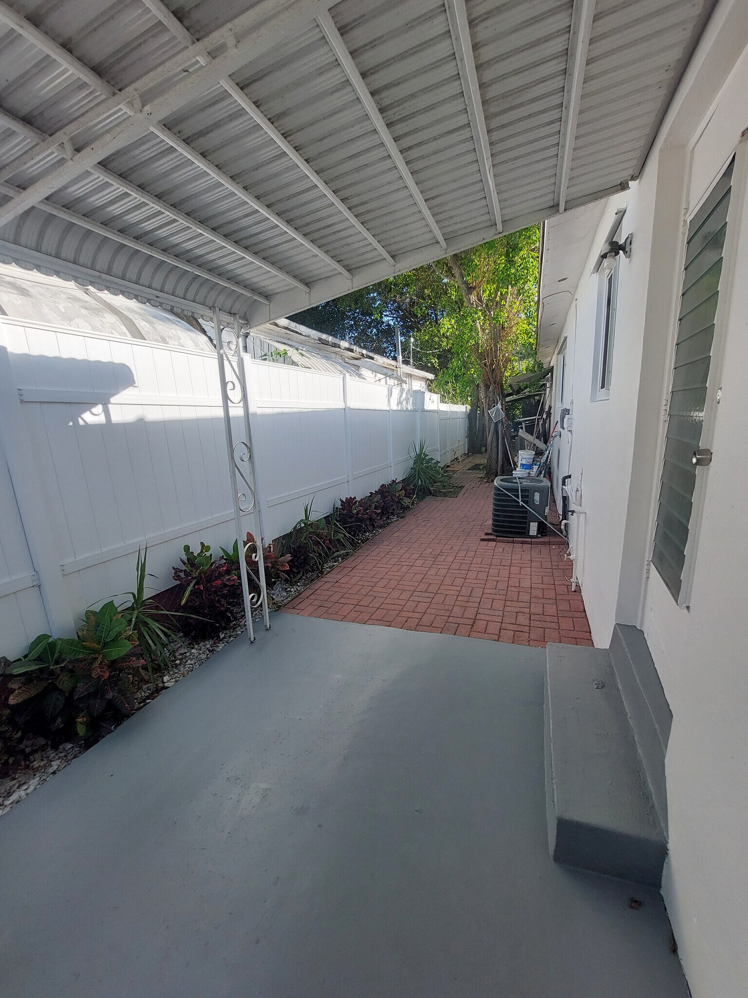 Building Photo - 2312 Van Buren St