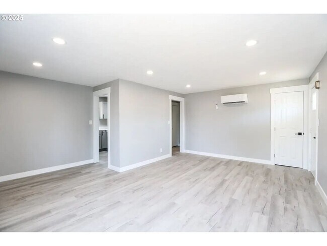 Building Photo - Royal Avenue