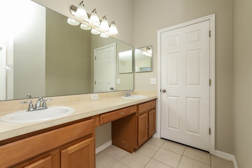 Building Photo - 2016 Briarcliff Cir