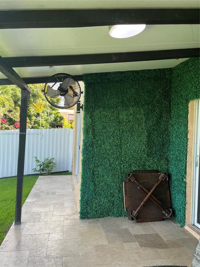Building Photo - 880 NW 123rd Ct