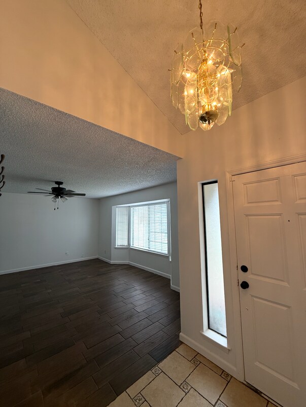 Building Photo - 2704 Pinewood Dr