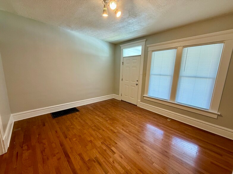 Building Photo - 325 Clinton St